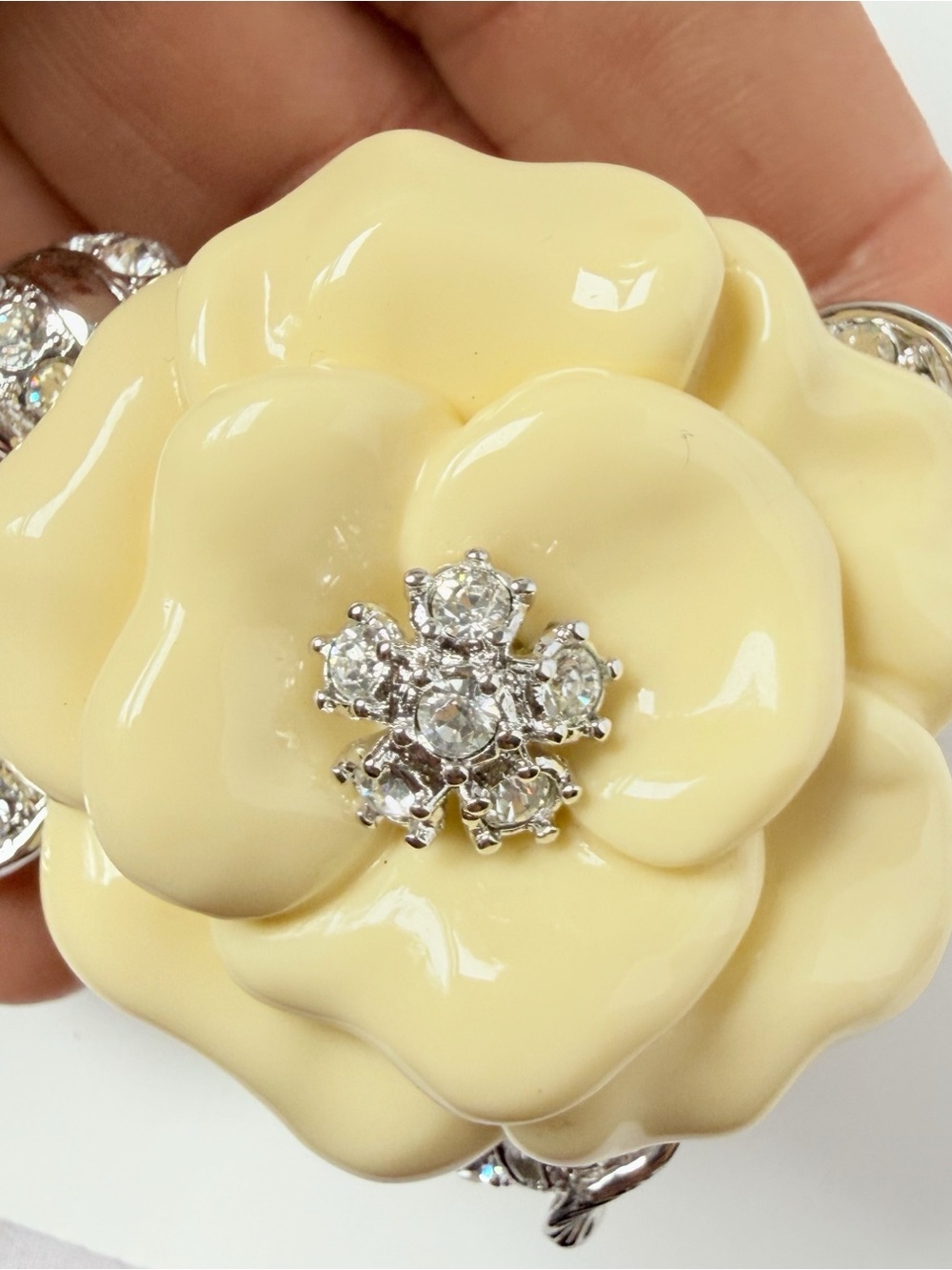 Nolan Miller Camellia Flower Cream Lucite Rhinestone Brooch Glamour Collection - Picture 3 of 8